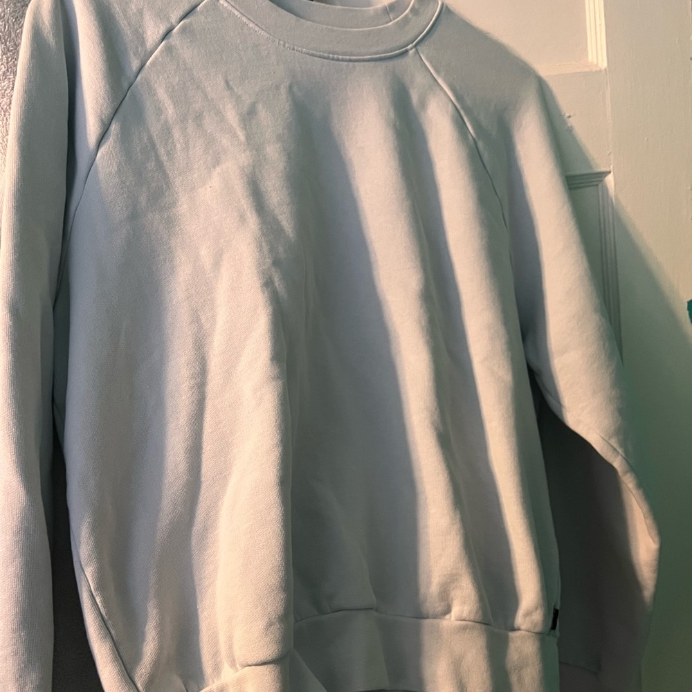 Women Aritzia sweatshirt blue never worn no tags